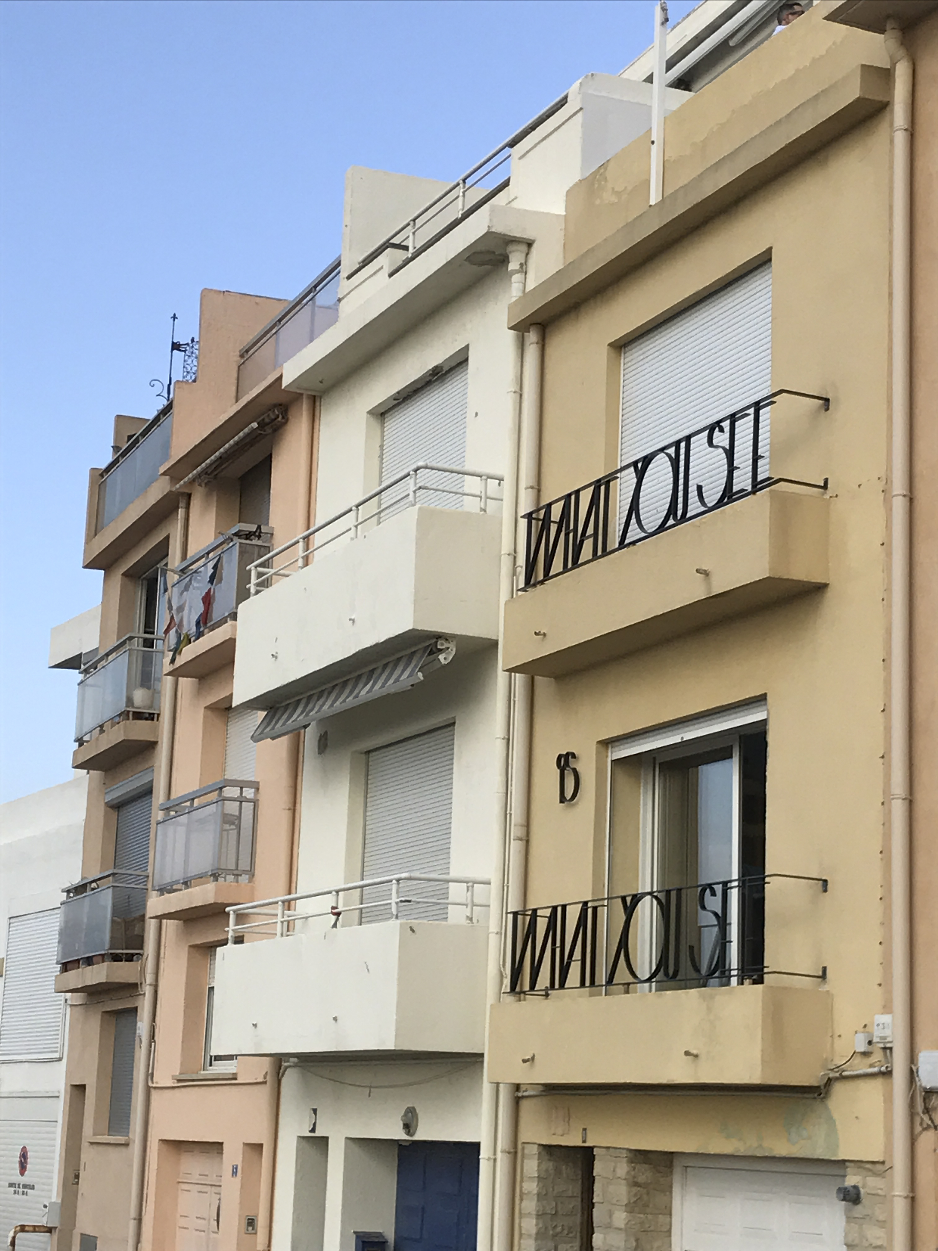 facade-accessory-in-marseille-france